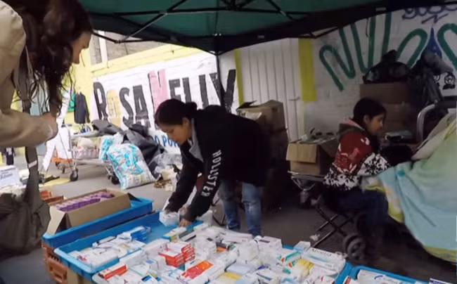 Chợ trời thuốc tây ở Mexico City, nơi không thiếu những loại thuốc đặc trị đắt tiền.