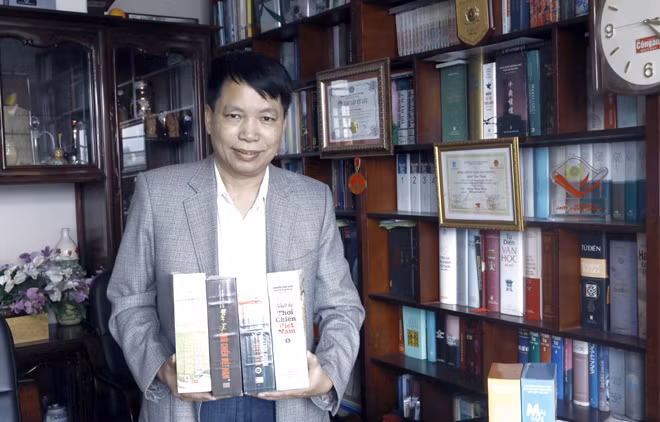 Nhà văn Đặng Vương Hưng, người biên soạn bộ sách.