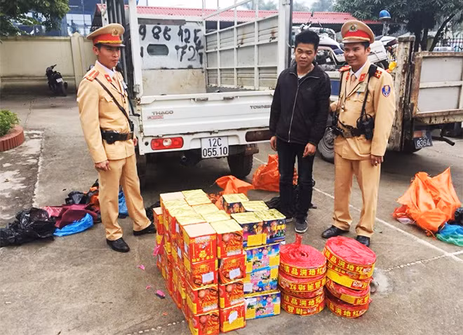Cảnh sát giao thông Công an TP Hà Nội bắt giữ một vụ vận chuyển pháo trái phép. Ảnh: CTV.