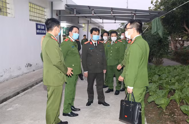 Thứ trưởng Lê Quốc Hùng cùng đoàn công tác làm việc với cán bộ, chiến sỹ Trại tạm giam Công an tỉnh.