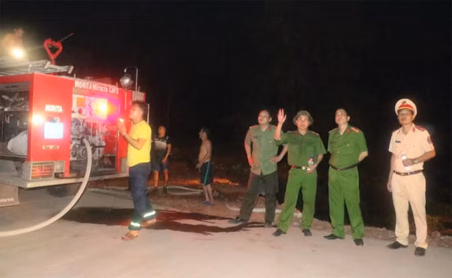 Lãnh đạo Công an tỉnh trực tiếp có mặt chỉ đạo lực lượng Cảnh sát PCCC rừng tại huyện Diễn Châu, đồng thời đã chỉ đạo các lực lượng tổ chức khám nghiệm hiện trường, làm rõ nguyên nhân gây cháy rừng trong những ngày gần đây. (Ảnh: Vương Linh)