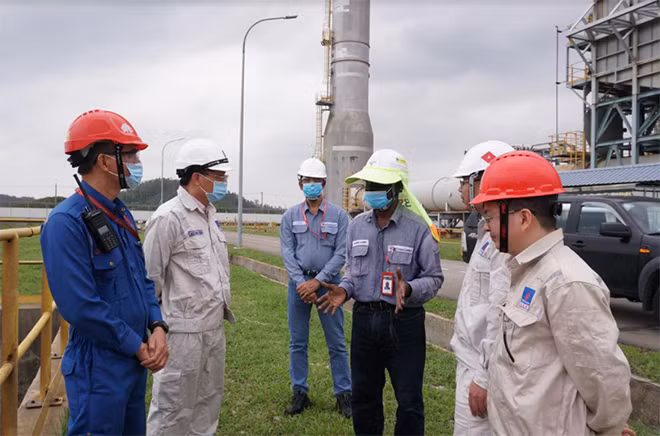 Tổng Giám đốc BSR Bùi Minh Tiến (thứ hai bên trái) trao đổi với các chuyên gia O&M về công tác phòng, chống bão.