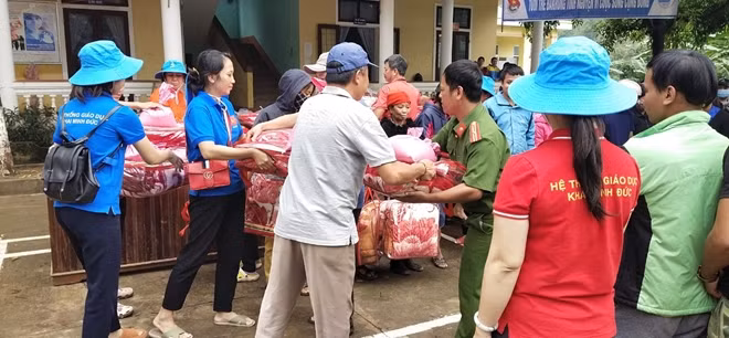 Công an xã A Bung trao quà cho người dân bị lũ quét, lở núi.