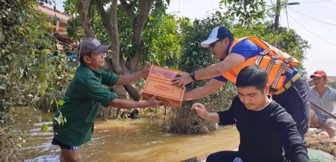 FLC Biscom hỗ trợ nhu yếu phẩm tới tay người dân vùng lũ.