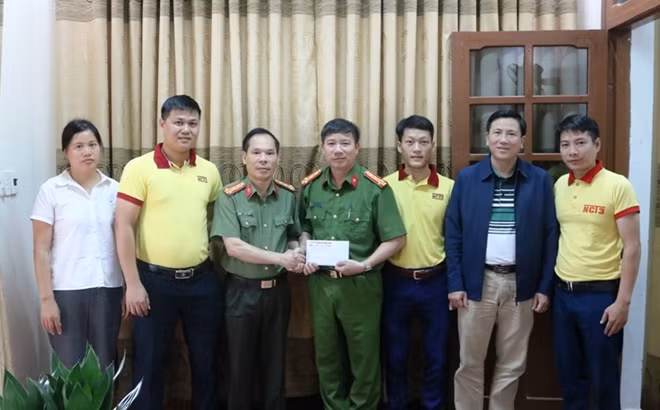 Đại diện Báo CAND và Công ty NCT 3 trao số tiền 25 triệu đồng hỗ trợ giúp đỡ cán bộ, chiến sĩ Công an huyện Bố Trạch bị thiệt hại do lũ lụt.