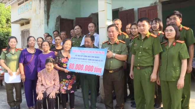 Thượng tá Nguyễn Hữu Phước, Phó Giám đốc Công an tỉnh trao tặng số tiền ủng hộ gia đình thương binh Nguyễn Đình Việt.