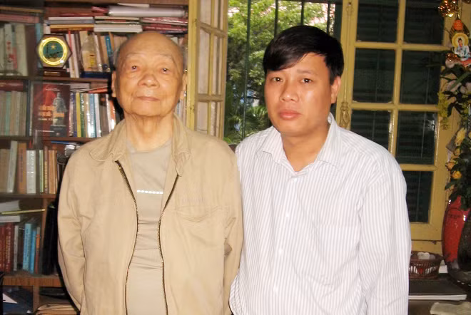 Tác giả bài viết (phải) và Thượng tướng Phùng Thế Tài.