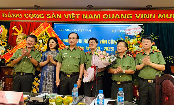 Thượng tướng, PGS.TS Nguyễn Văn Thành, Ủy viên Trung ương Đảng, Thứ trưởng Bộ Công an chúc mừng Ban chấp hành Chi hội Nhà văn Công an khóa V, nhiệm kỳ 2020-2025 (Ảnh: Nguyễn Văn Hùng)