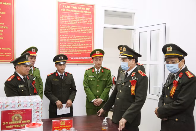 Thiếu tướng Nguyễn Hữu Cầu, Giám đốc Công an tỉnh gặp gỡ, động viên cán bộ, chiến sỹ Công an xã Tam Hợp. Thiếu tướng Nguyễn Hữu Cầu, Giám đốc Công an tỉnh gặp gỡ, động viên cán bộ, chiến sỹ Công an xã Tam Hợp.