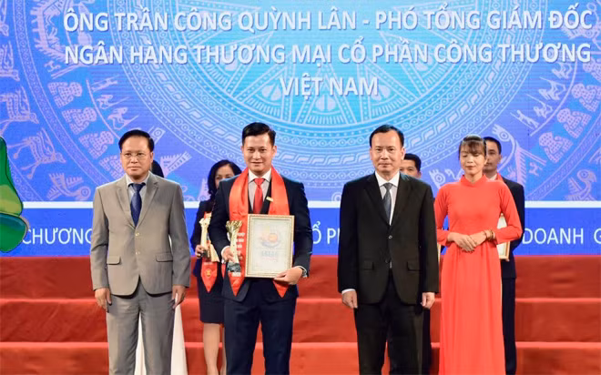 Ông Trần Công Quỳnh Lân - Phó Tổng Giám đốc VietinBank vinh dự được nhận danh hiệu “Nhà quản lý giỏi ASEAN”. Ông Trần Công Quỳnh Lân - Phó Tổng Giám đốc VietinBank vinh dự được nhận danh hiệu “Nhà quản lý giỏi ASEAN”.