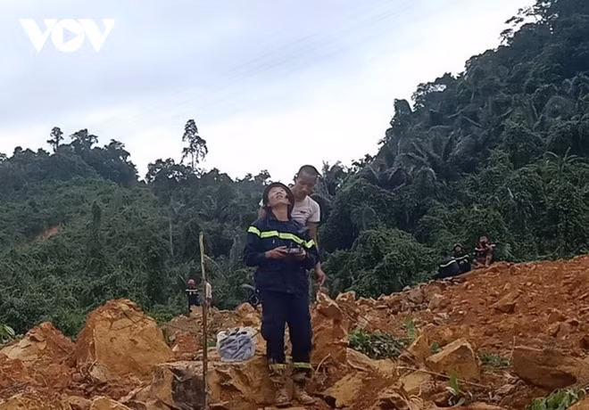 Dùng plycam khoanh vùng tìm kiếm nạn nhân tại hiện trường công trình Thủy điện Rào Trăng 3.
