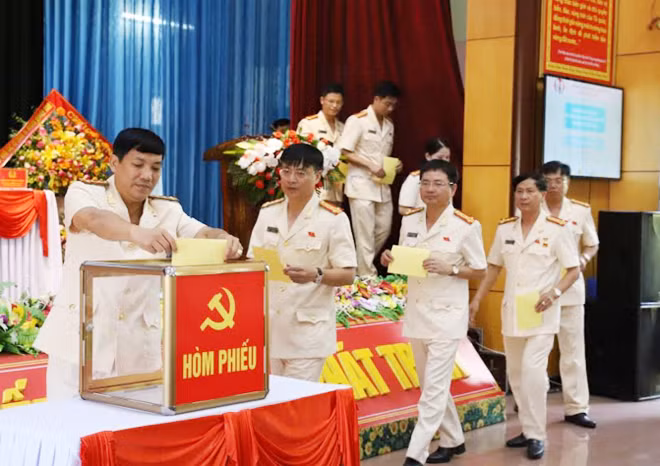 Các đại biểu tiến hành bỏ phiếu.