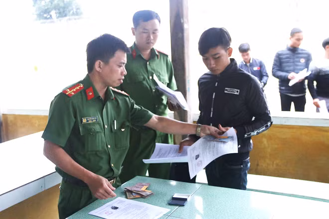 Cấp giấy tờ, tiền cho những người được tha tù trước thời hạn có điều kiện và hết thời hạn chấp hành án phạt tù.