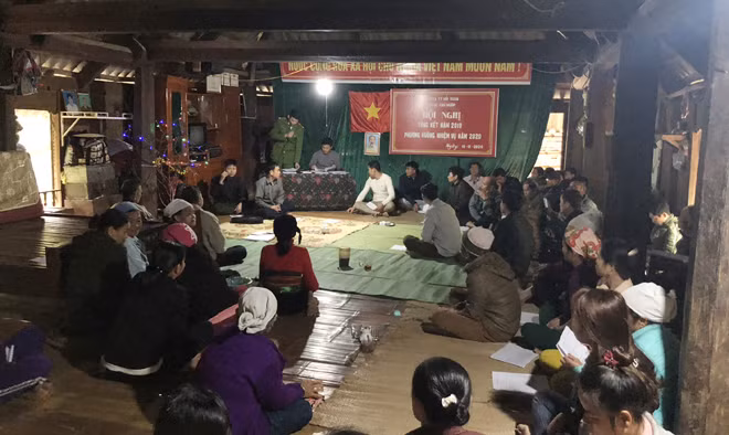 Công an thị trấn Hồi Xuân tuyên truyền, vận động nhân dân trên địa bàn.