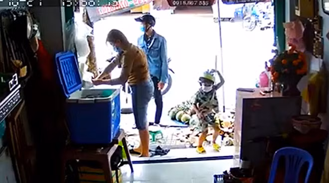 Một người đàn ông chỉ đạo đứa trẻ 4 tuổi trộm tài sản trong quán bán dừa trái ở quận 6.