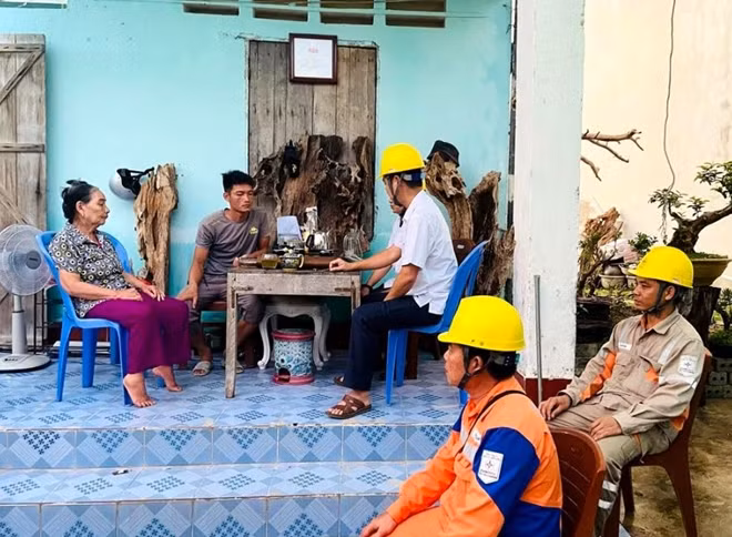 Đại diện Điện lực huyện Vân Đồn xin lỗi người dân do sai sót.