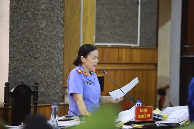 Đại diện Viện KSND tỉnh Sơn La đối đáp tại phiên toà.