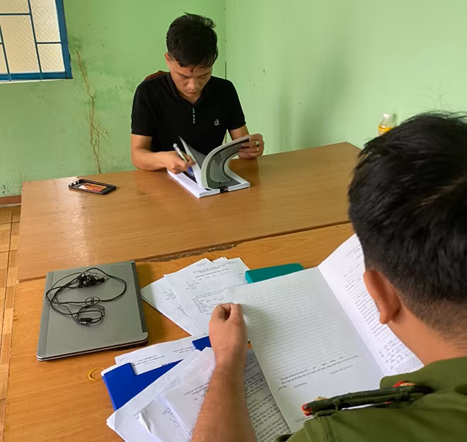 Cơ quan CSĐT Công an tỉnh Đắk Nông làm việc với Trần Bá Nhật.