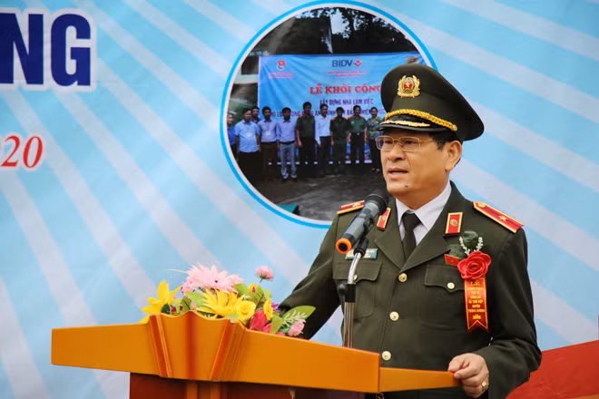 Thiếu tướng Nguyễn Hữu Cầu, Giám đốc Công an tỉnh phát biểu tại buổi lễ. Thiếu tướng Nguyễn Hữu Cầu, Giám đốc Công an tỉnh phát biểu tại buổi lễ.