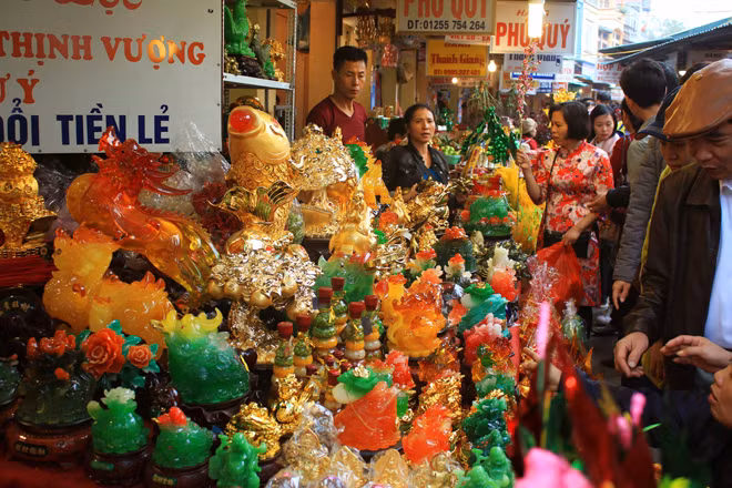 Hàng vạn người đổ về đền Bà Chúa kho lễ bái dịp cuối năm.