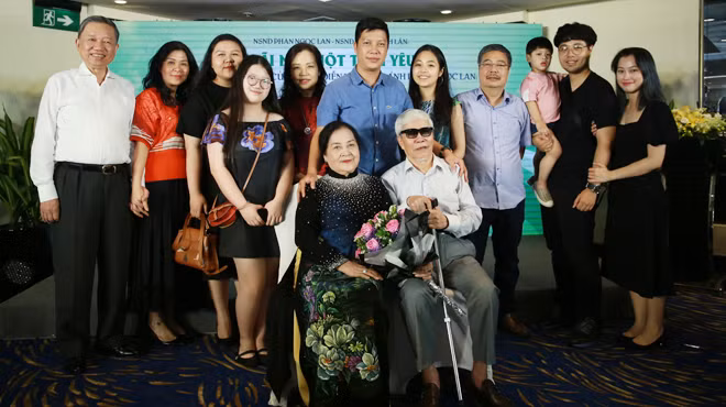 Đại gia đình của NSND Ngọc Lan và NSND Ngô Mạnh Lân.