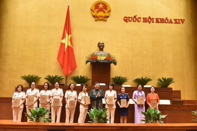 Phó Chủ tịch Thường trực Quốc hội Tòng Thị Phóng trao quà tặng các đại biểu phụ nữ tiêu biểu.