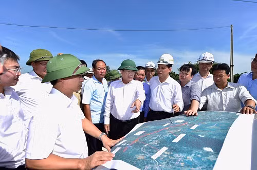Phó Thủ tướng Trịnh Đình Dũng kiểm tra hiện trường - Ảnh: VGP/Đoàn Bắc.
