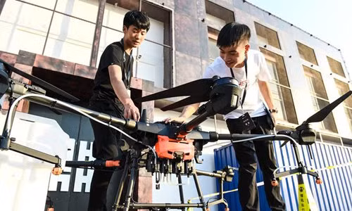 Một thiết bị bay không người lái do tập đoàn DJI của Trung Quốc sản xuất. Một thiết bị bay không người lái do tập đoàn DJI của Trung Quốc sản xuất.