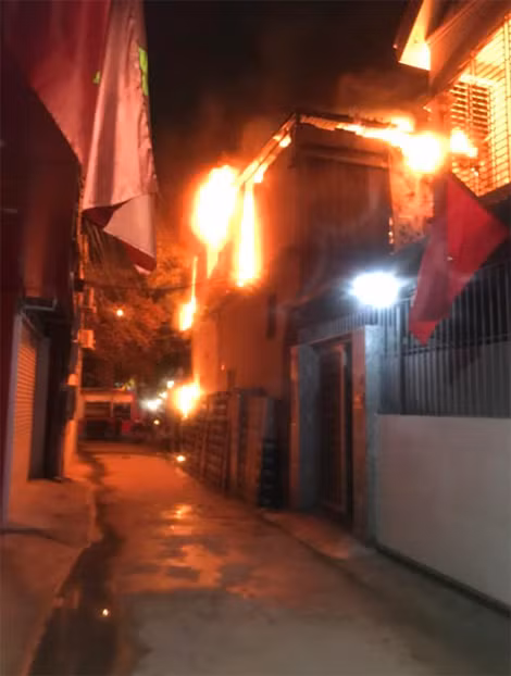 Ngọn lửa bùng phát dữ dội, sáng rực cả góc phố.