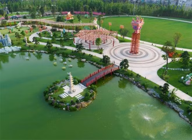 Thành phố quốc tế của những công dân toàn cầu Vinhomes Smart City (280ha) trải dọc bộ ba công viên liên hoàn 16.3 ha, nổi bật với công viên Nhật Bản được đầu tư tỉ mỉ. Thành phố quốc tế của những công dân toàn cầu Vinhomes Smart City (280ha) trải dọc bộ ba công viên liên hoàn 16.3 ha, nổi bật với công viên Nhật Bản được đầu tư tỉ mỉ.