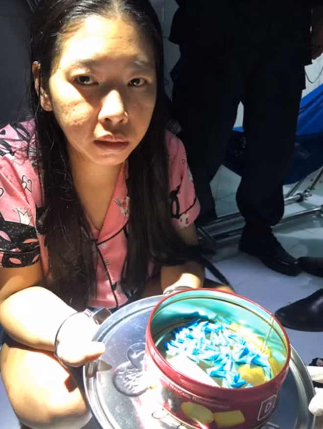 Lương Thị Bích Chi và tang vật. Lương Thị Bích Chi và tang vật.