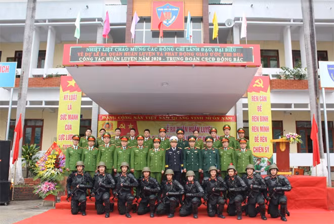 Các đại biểu tham dự buổi lễ.