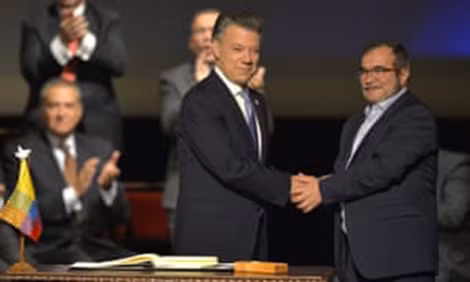 Tổng thống Colombia Juan Manuel Santos và thủ lĩnh FARC Timochenko ký kết thỏa thuận hòa bình năm 2016.
