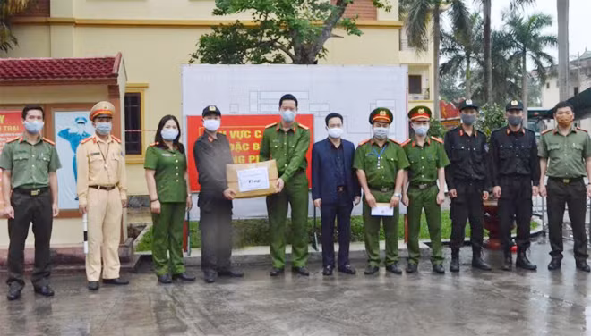Lãnh đạo CATP Vinh và Công ty cổ phần đầu tư địa ốc Trống Đồng tặng quà tại điểm cách ly Trường quân sự tỉnh Nghệ An. Lãnh đạo CATP Vinh và Công ty cổ phần đầu tư địa ốc Trống Đồng tặng quà tại điểm cách ly Trường quân sự tỉnh Nghệ An.