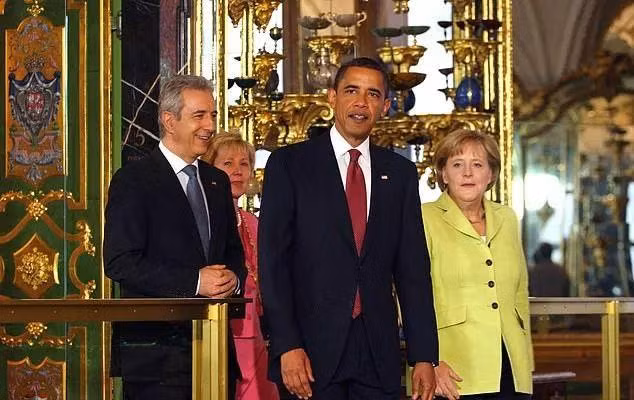 Thủ tướng Đức Angela Merkel đưa các quan khách tới thăm bảo tàng Mái Vòm Xanh.