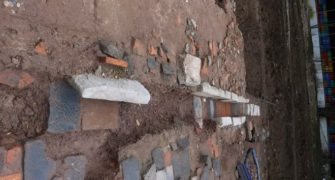 Dấu tích cống nước bằng đá thời Lê trung hưng.