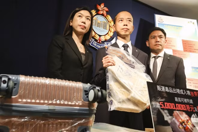 Các quan chức từ bộ phận bài trừ ma túy của Cục An ninh Trung Quốc trưng bày 20kg cocaine bắt giữ từ một hãng chuyển phát nhanh tại Điểm kiểm soát Vịnh Thâm Quyến vào tháng 7-2017.