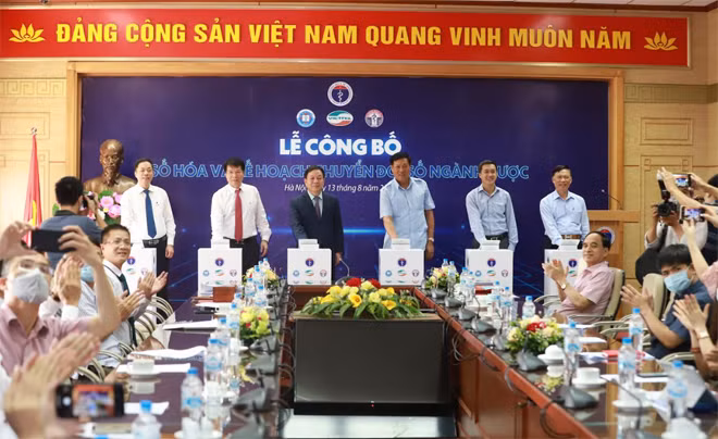 Bấm nút khởi động.
