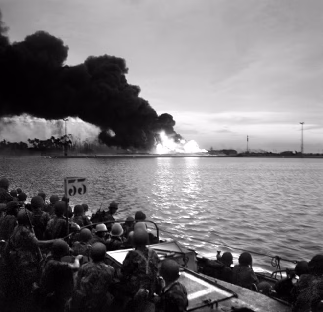 Liên quân Anh – Pháp đổ bộ lên Port Said vào tháng 11/1956, phát hiện nơi này đã bị phóng hỏa.