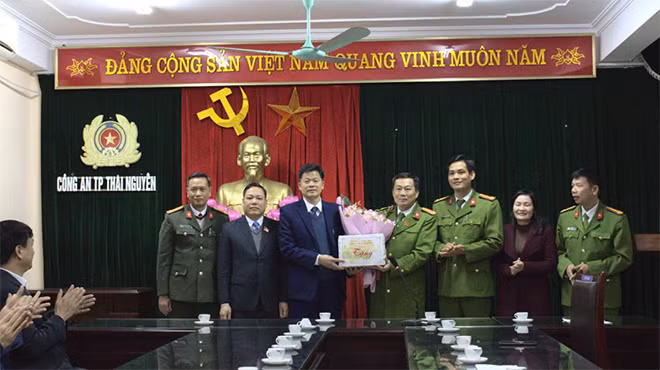 Các đồng chí lãnh đạo Thành ủy, HĐND, UBND thành phố chúc mừng thành tích của Công an thành phố Thái Nguyên.