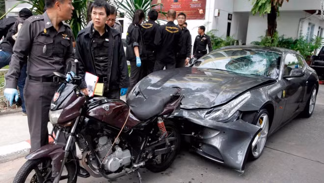 Vorayuth Yoovidhya và chiếc Ferrari gây tai nạn. Ảnh: CNN.