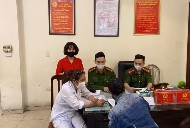 Ngoài việc thường xuyên nhắc nhở, lực lượng Công an cũng đã phát hiện, xử phạt nhiều trường hợp cố tình không chấp hành quy định đeo khẩu trang nơi công cộng.