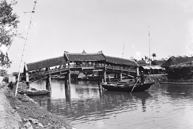 Cầu mái ngói ở Phát Diệm (Ninh Bình).