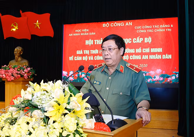 Thiếu tướng, PGS.TS Lê Văn Thắng phát biểu đề dẫn hội thảo.