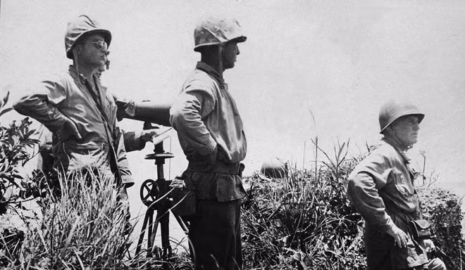 Bức ảnh cuối cùng của tướng Mỹ, Simon Bolivar Buckner (1886 - 1945), chỉ huy Quân đoàn 10 và xâm chiếm tổng lực Okinawa, tháng 6/1945. Ảnh: Hulton Archive / Getty Images.