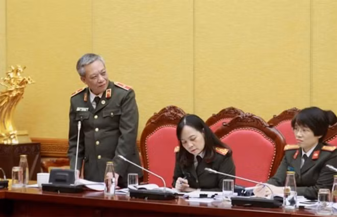 Thiếu tướng Nguyễn Khắc Thủy, Cục trưởng Cục Y tế phát biểu tại cuộc họp.