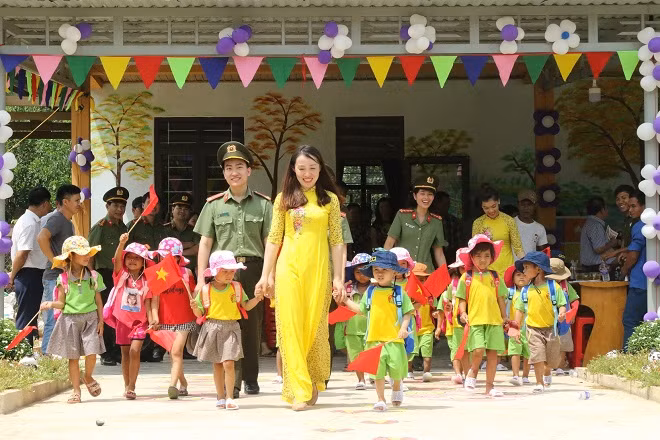 Cô và trò điểm trường Sao Sáng Tà Leng vui mừng khi có được một phòng học khang trang, kiên cố.