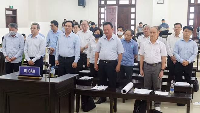 Các bị cáo tại phiên xử.
