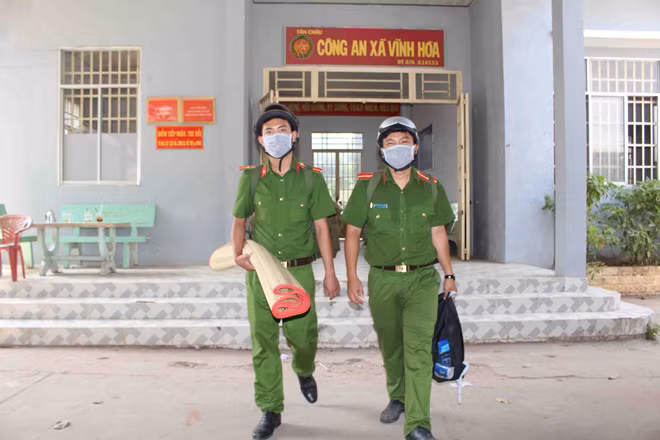 Lực lượng Công an chuẩn bị hành trang lên đường thực hiện nhiệm vụ phòng, chống dịch COVID-19.