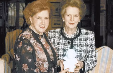 Elena Kosova tặng bức tượng điêu khắc cho bà Margaret Thatcher. Elena Kosova tặng bức tượng điêu khắc cho bà Margaret Thatcher.